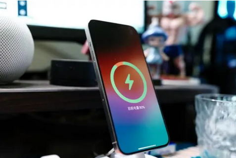 龙滚镇苹果15换屏服务分享用什么充电器给iPhone15充电更好 